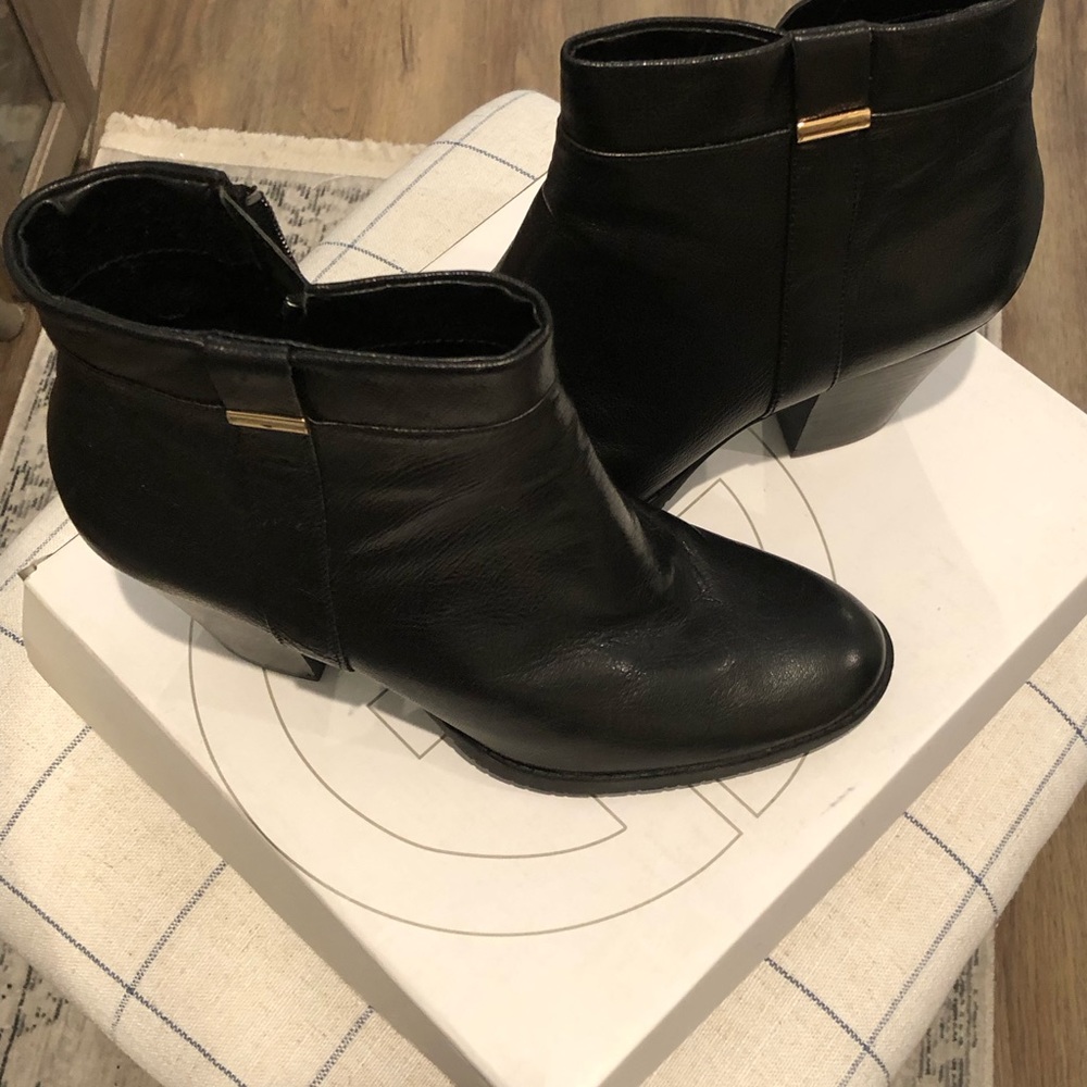 Bandolino black leather ankle boots